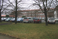 Bild: Der Schulhof vor der Umgestaltung: ein asphaltierter Parkplatz
