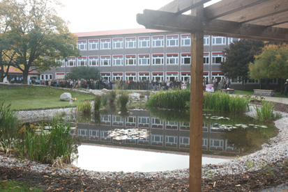 Ein Schulhof zum Erholen und zur Naturbeobachtung: Neu angelegter Teich am Lessing-Gymnasium Hoyerswerda.