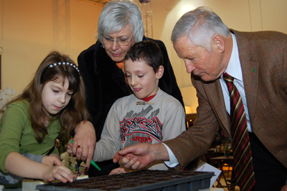 Karl Zwermann mit Kindern auf der Internationalen Grünen Woche in Berlin 2009.