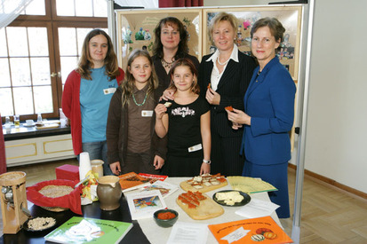 Gräfin Sonja Bernadotte (ganz rechts) mit der damaligen Ministerin für Soziales, Familie und Gesundheit Helma Orosz (2. von rechts) und Schülerinnen bei der BAGS-Tagung am 26. Oktober 2006 in Dresden